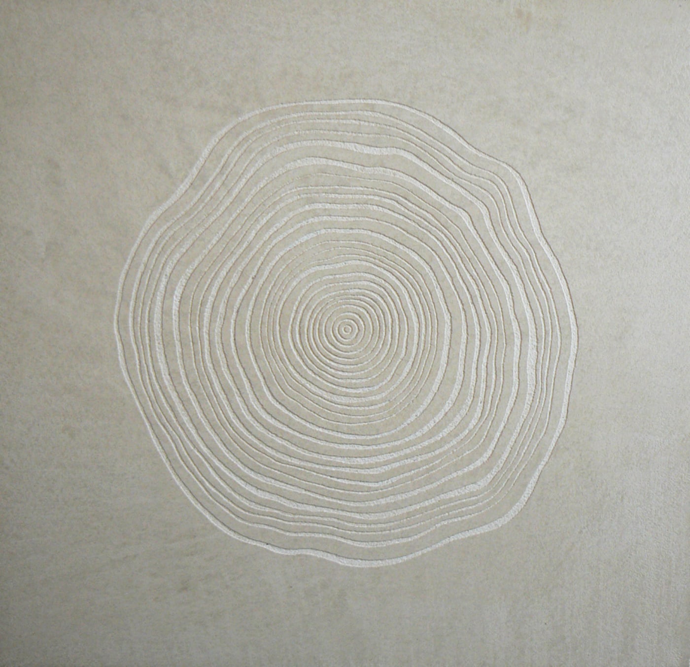 Sgraffito sur enduit chaux, sur panneau bois, pigments et cire. 