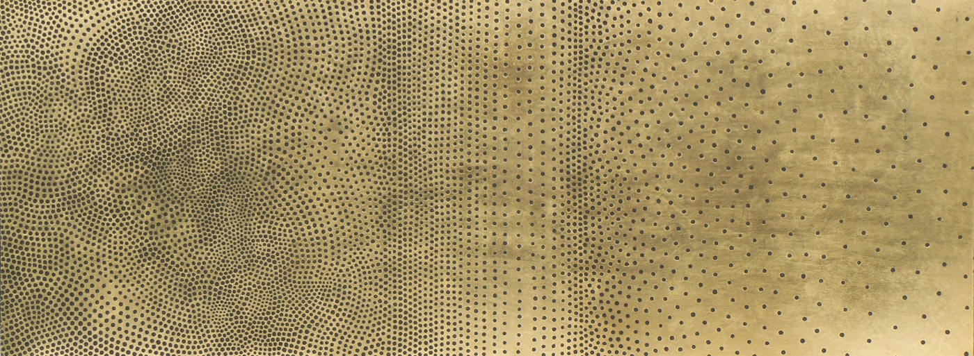 Sgraffito sur stuc chaux, sur panneau bois, feuille or, pigments et cire. 