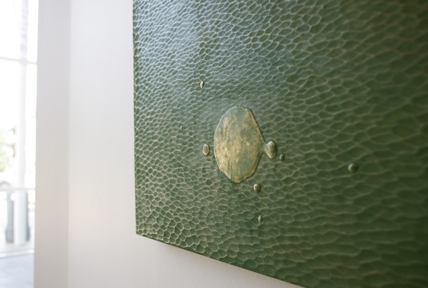 Oeuvre de Aude Arnold, artiste sgraffito, enduit chaux