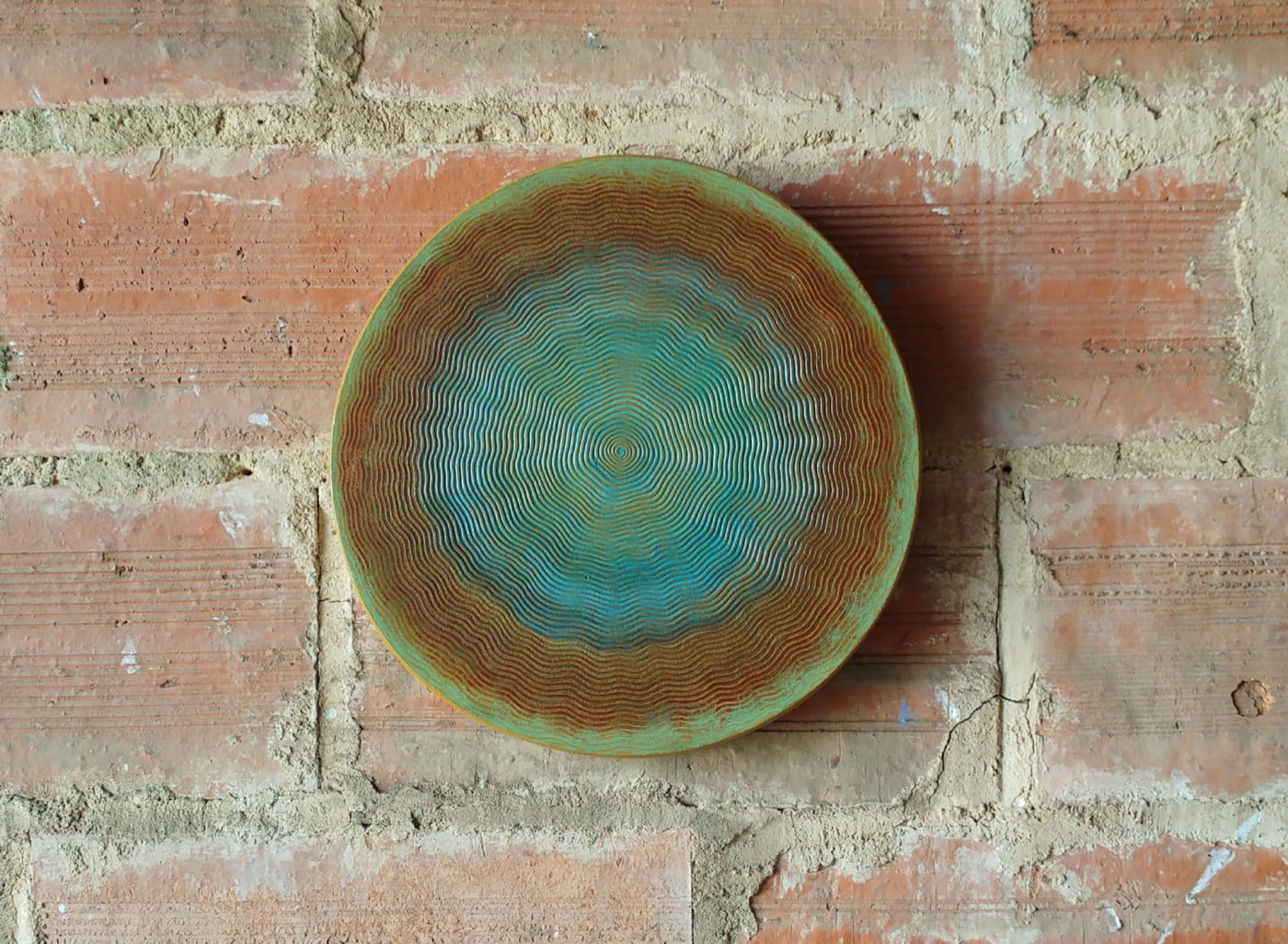 Gravure à l'acide et sgraffito sur enduit chaux sur châssis bois et pigments. 35 x 34 cm. 