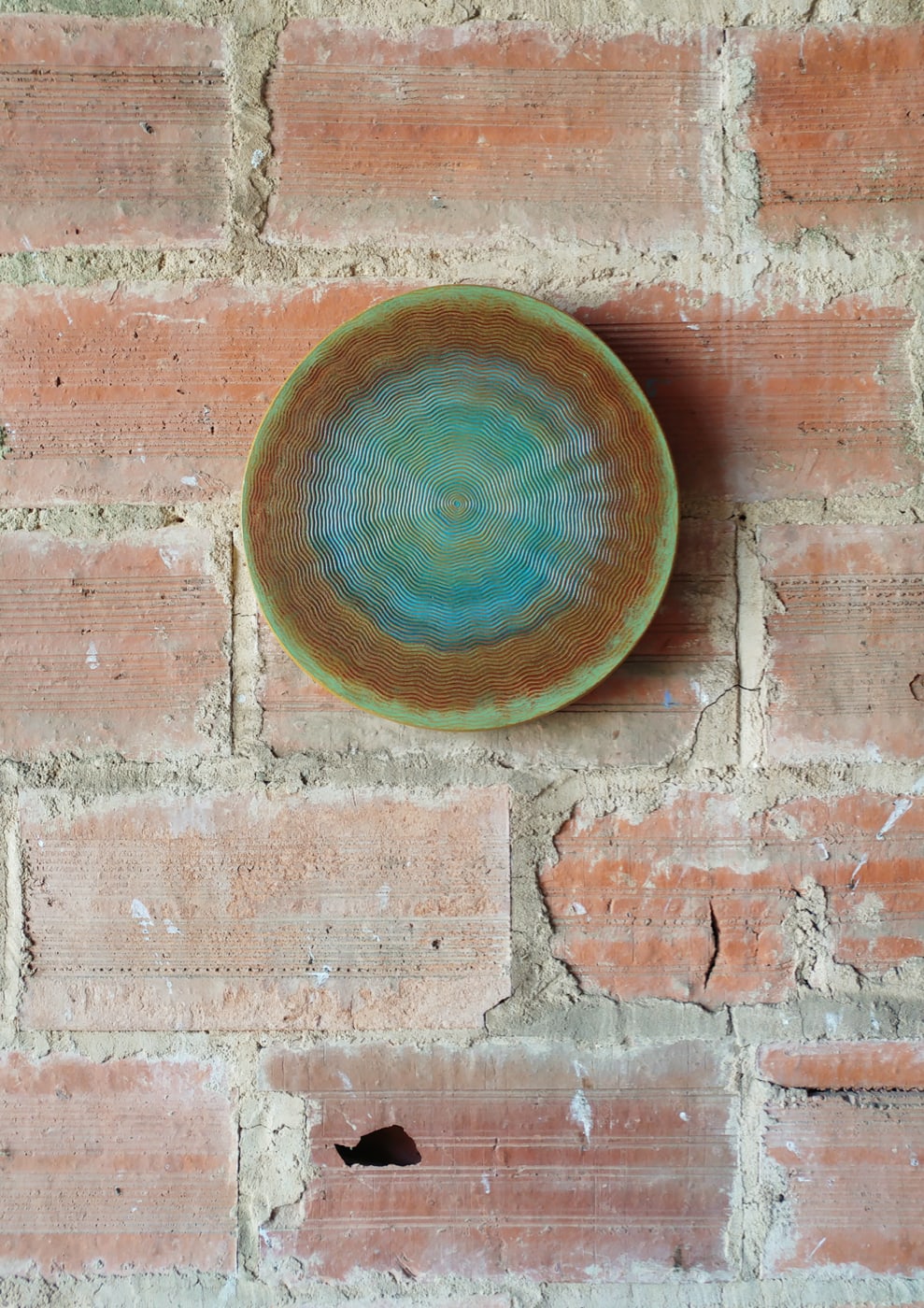 Oeuvre de Aude Arnold, artiste sgraffito, enduit chaux