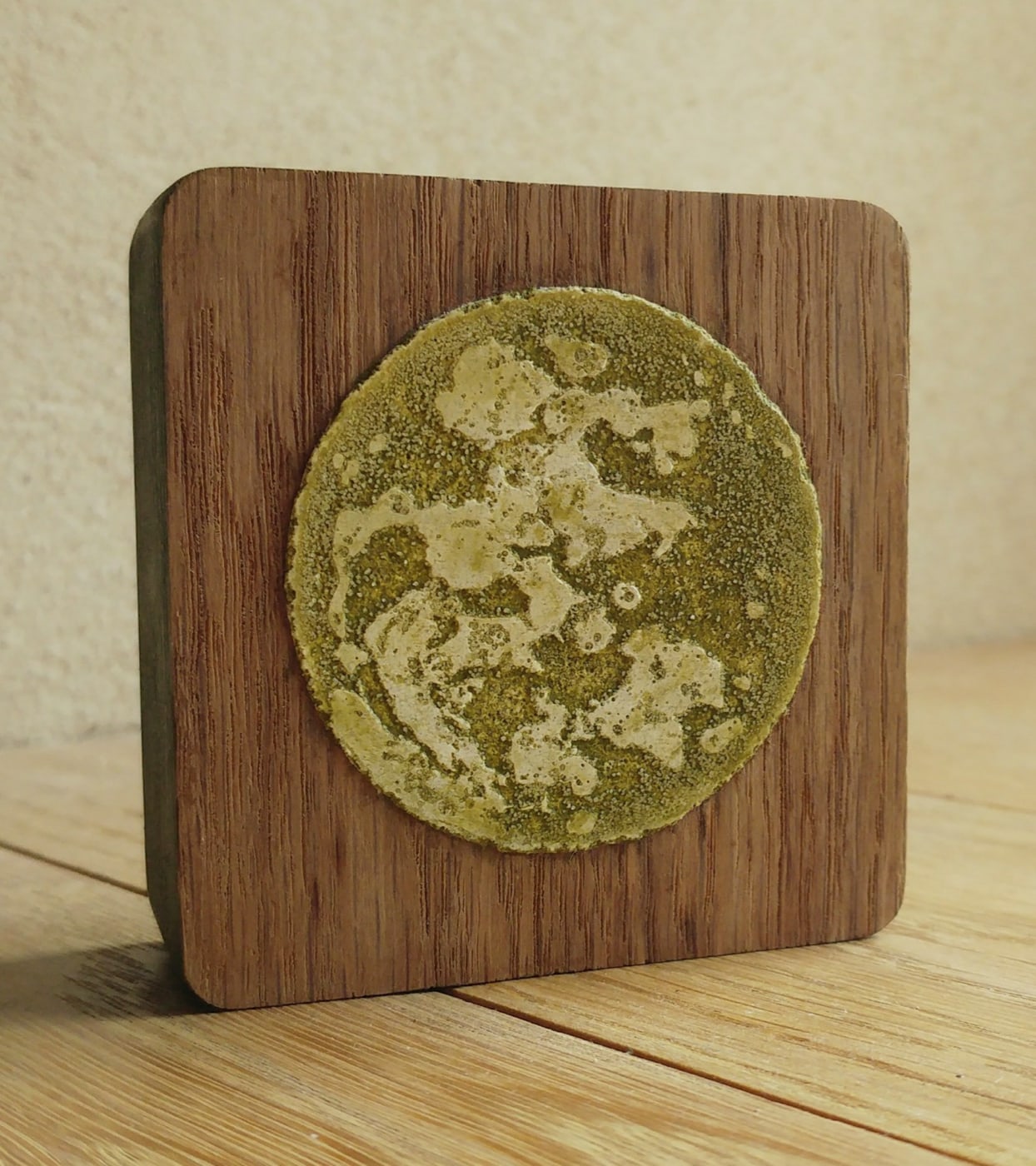 Oeuvre de Aude Arnold, artiste sgraffito, enduit chaux