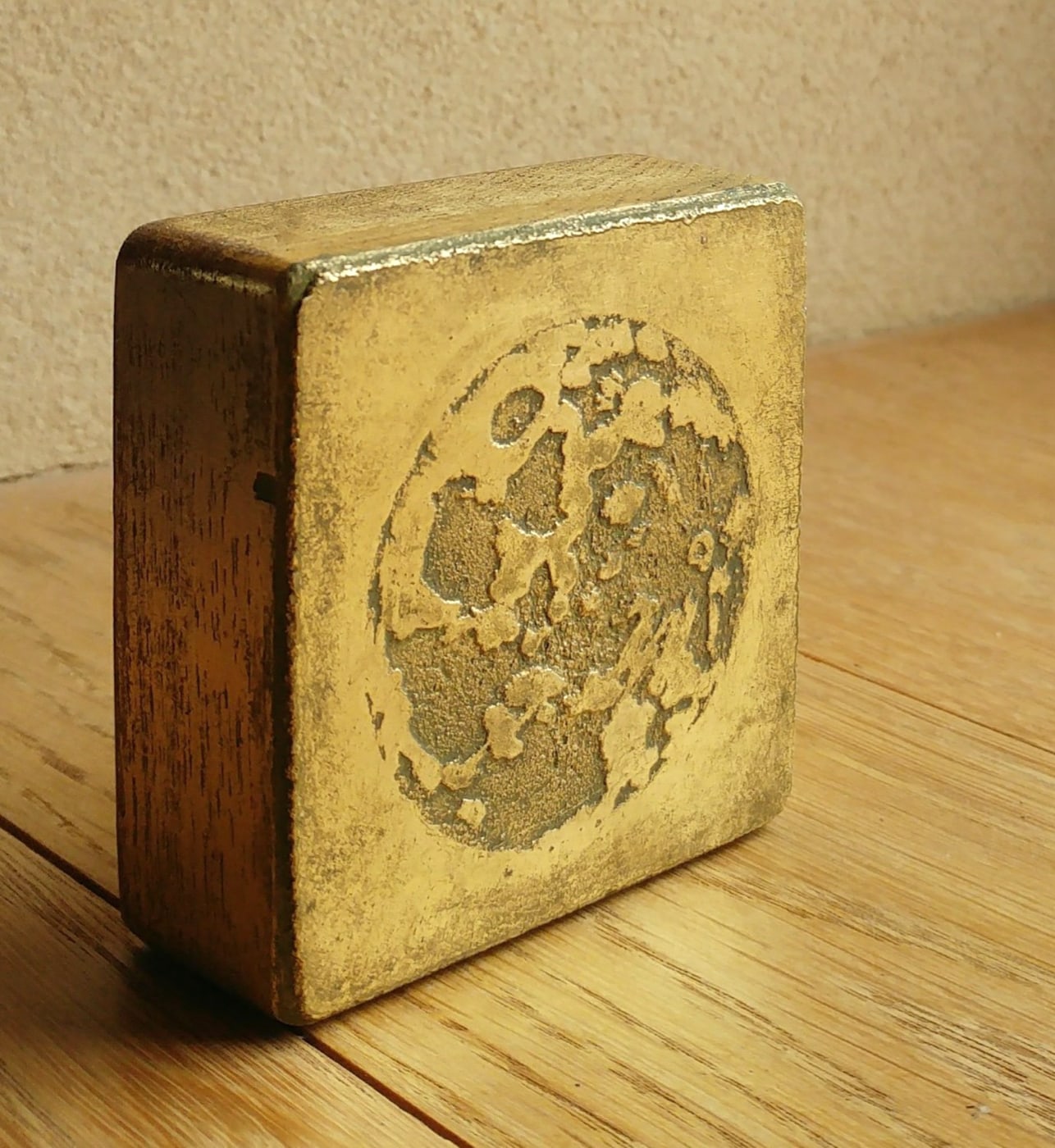 Oeuvre de Aude Arnold, artiste sgraffito, enduit chaux