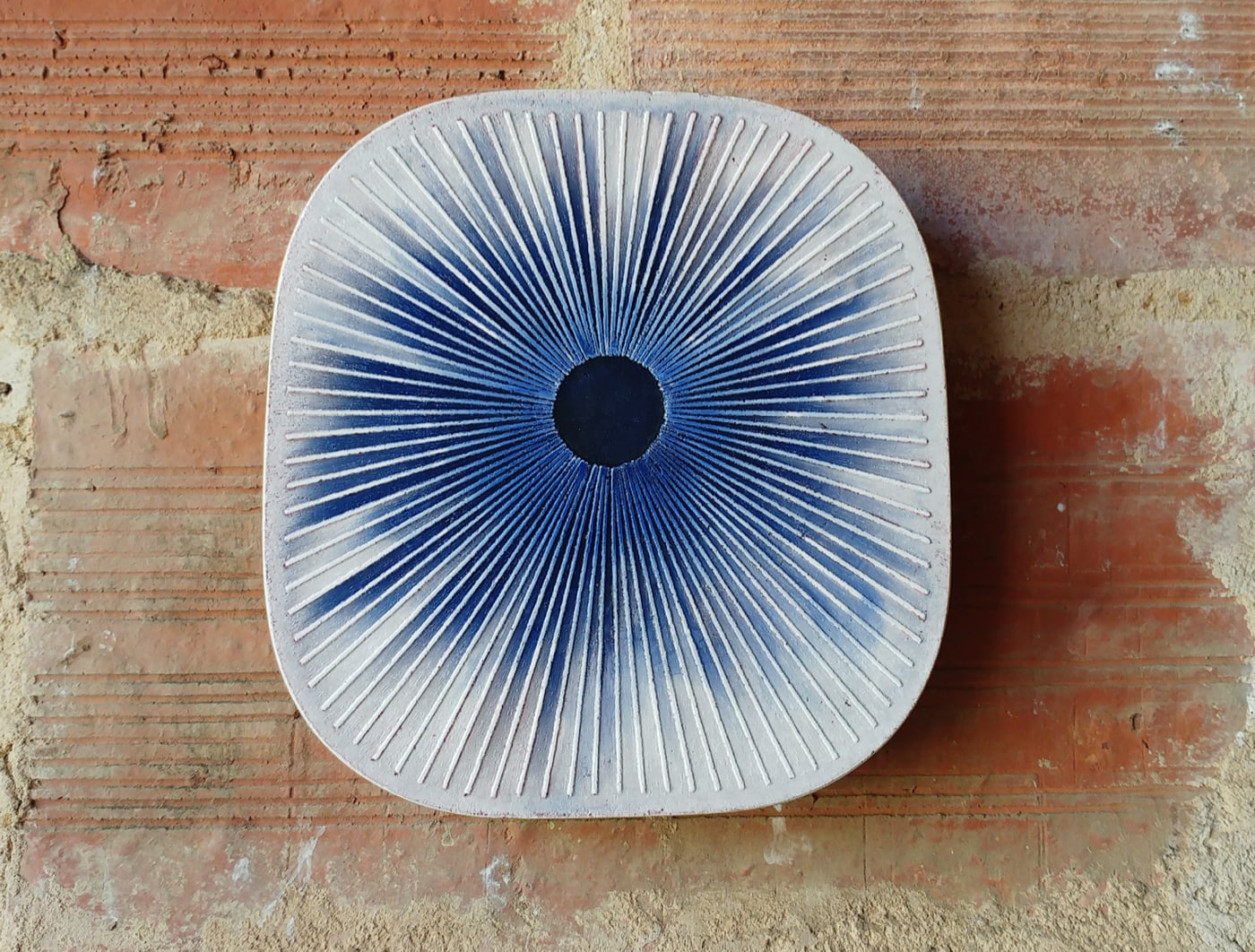 Gravure à l'acide et sgraffito sur enduit chaux sur panneau bois et pigments. 21 x 19 cm. 