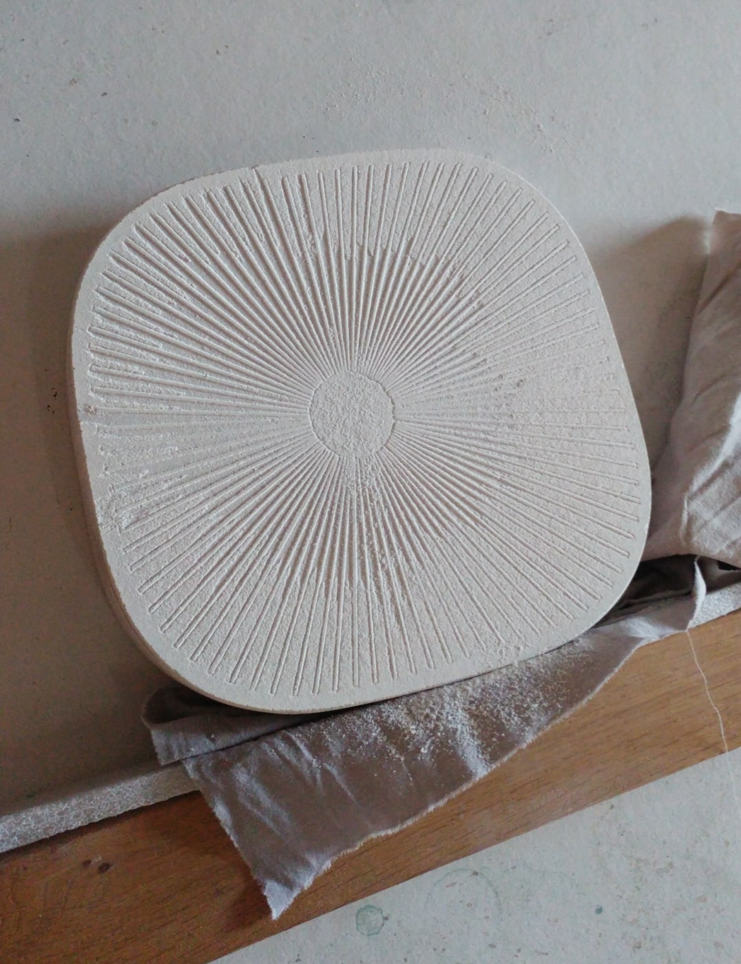 Oeuvre de Aude Arnold, artiste sgraffito, enduit chaux