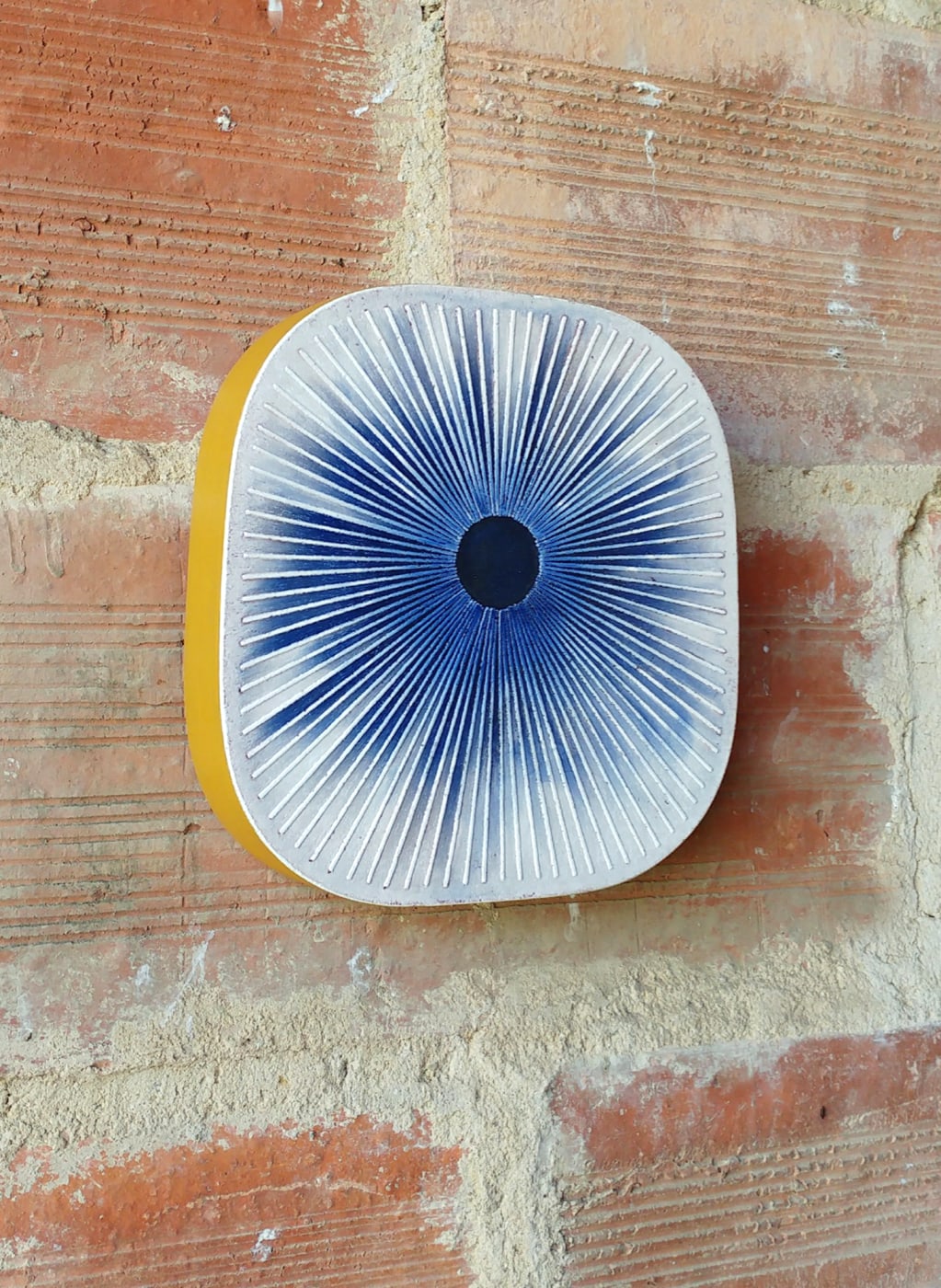 Oeuvre de Aude Arnold, artiste sgraffito, enduit chaux