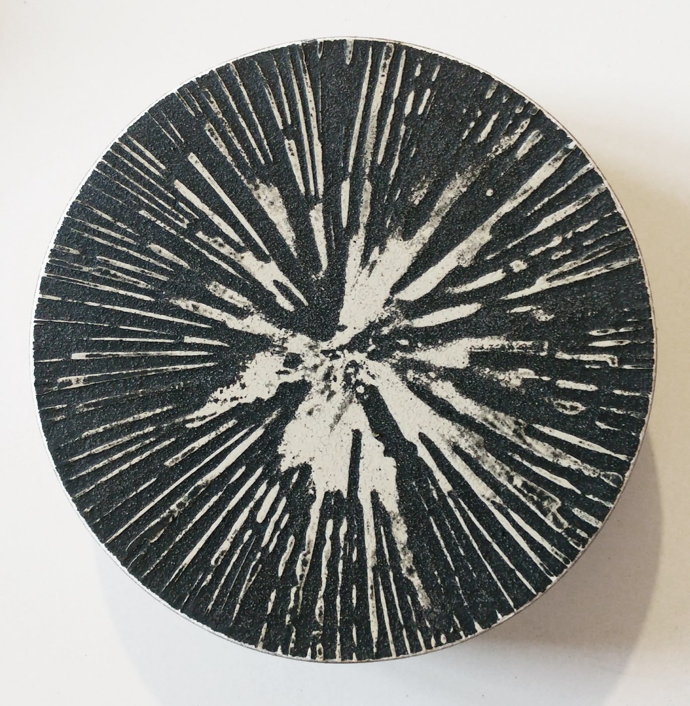 Gravure à l’acide sur enduit chaux, sur panneau bois et pigments.  