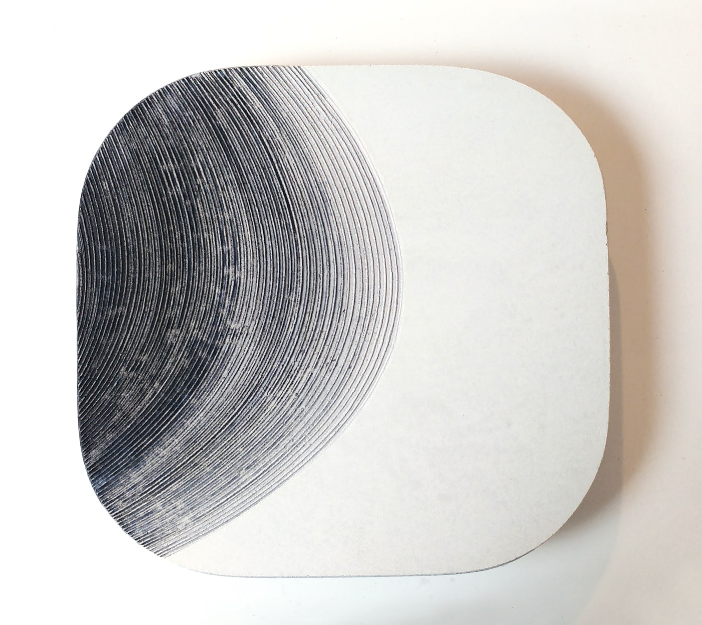 Gravure à l'acide et sgraffito sur enduit chaux sur panneau bois et pigments.  