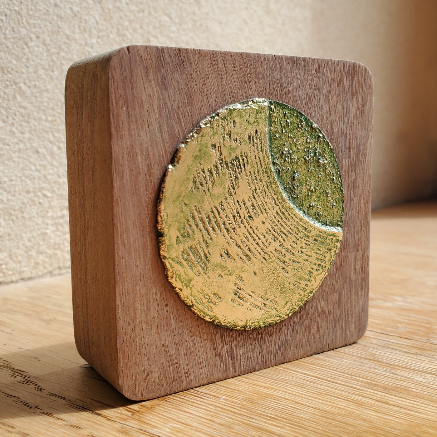 Oeuvre de Aude Arnold, artiste sgraffito, enduit chaux