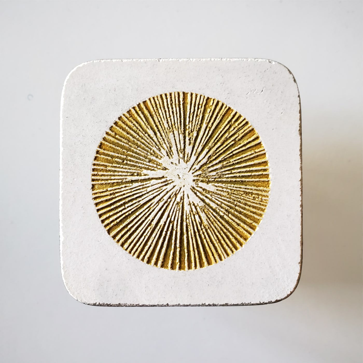 Oeuvre de Aude Arnold, artiste sgraffito, enduit chaux