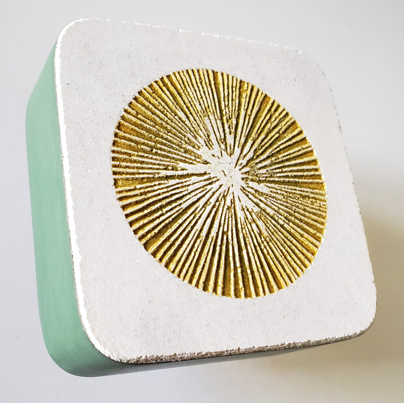 Oeuvre de Aude Arnold, artiste sgraffito, enduit chaux