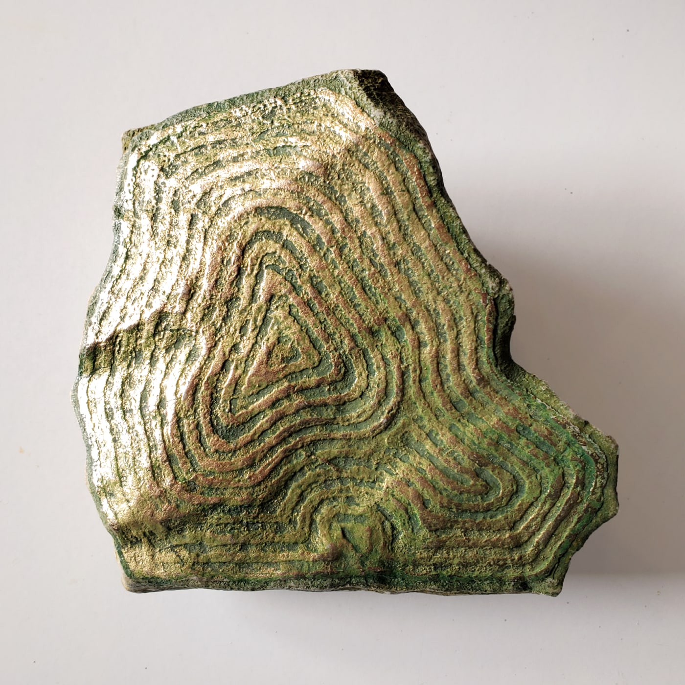 Gravure à l’acide sur pierre calcaire locale, feuille à dorer et pigments.