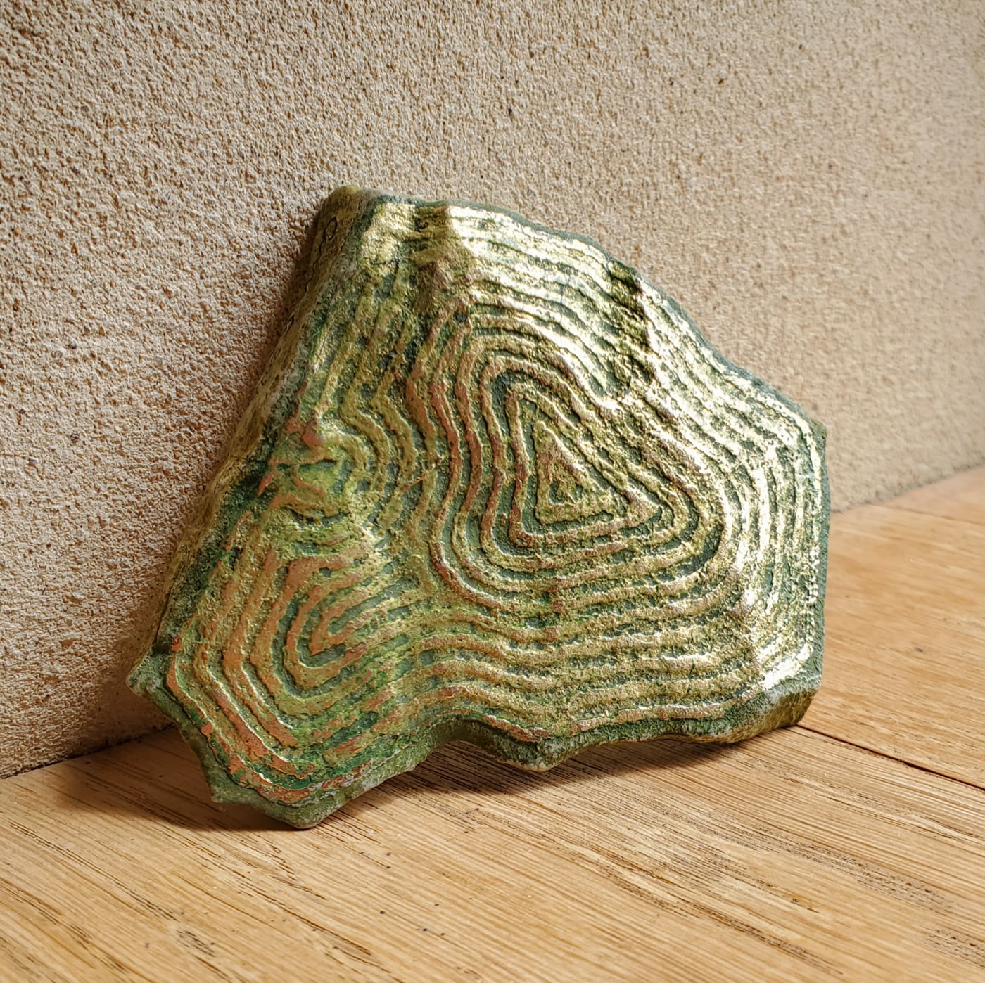 Oeuvre de Aude Arnold, artiste sgraffito, enduit chaux