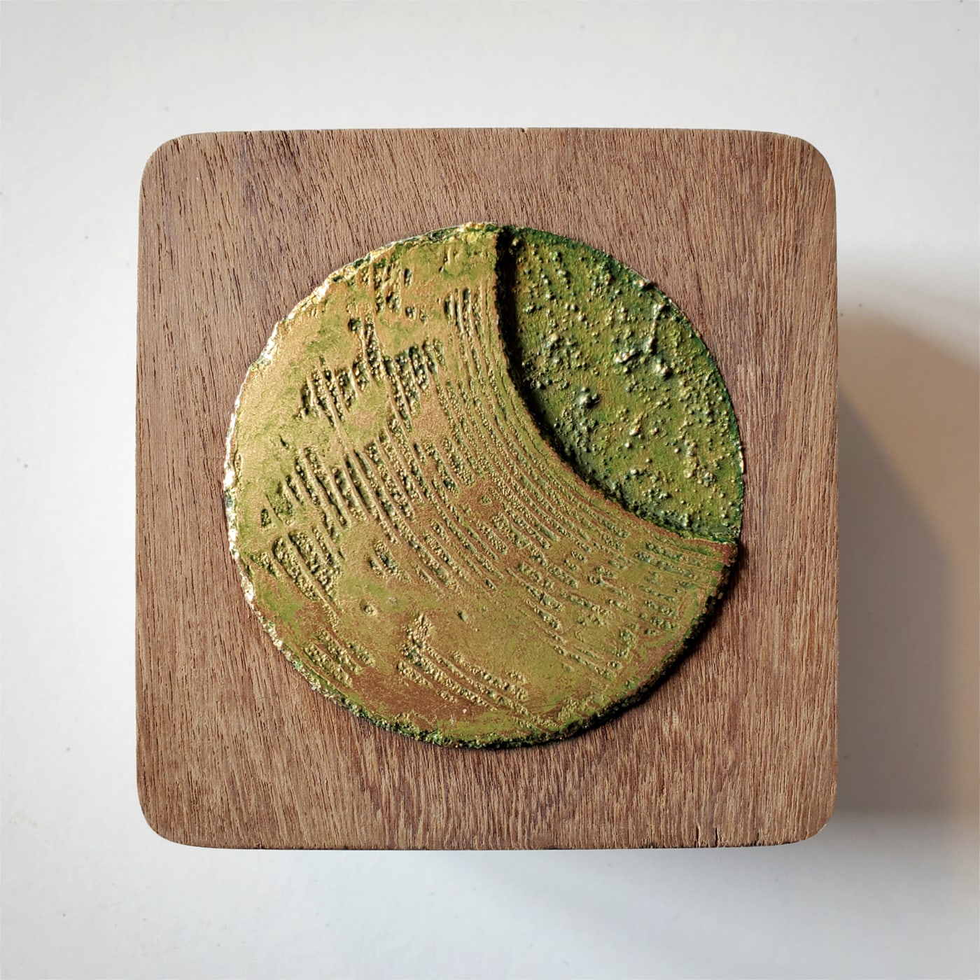 Oeuvre de Aude Arnold, artiste sgraffito, enduit chaux