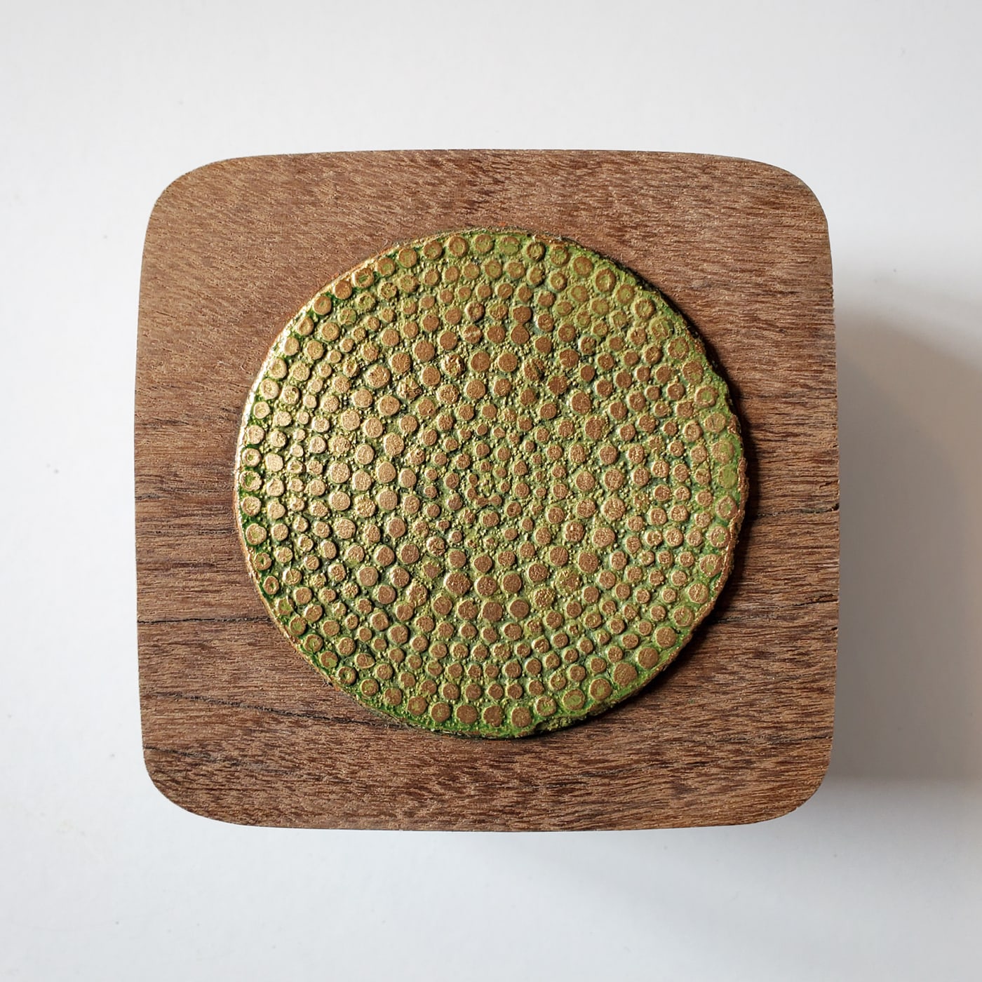 Oeuvre de Aude Arnold, artiste sgraffito, enduit chaux