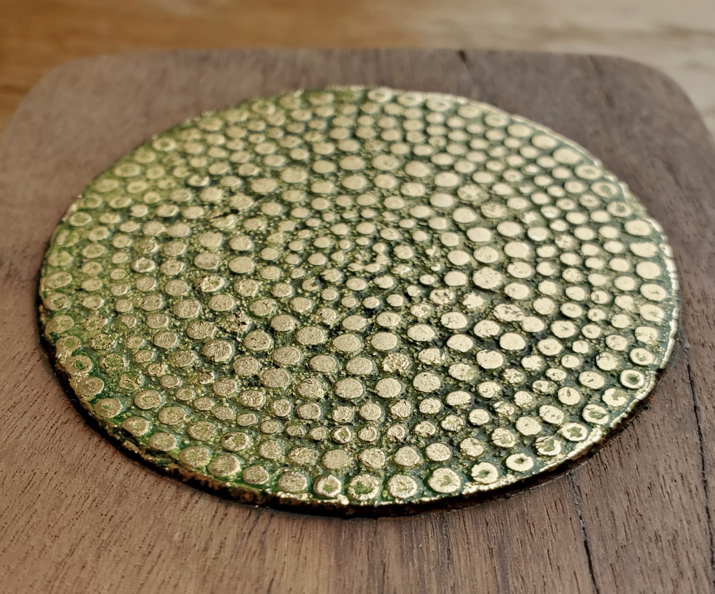 Oeuvre de Aude Arnold, artiste sgraffito, enduit chaux