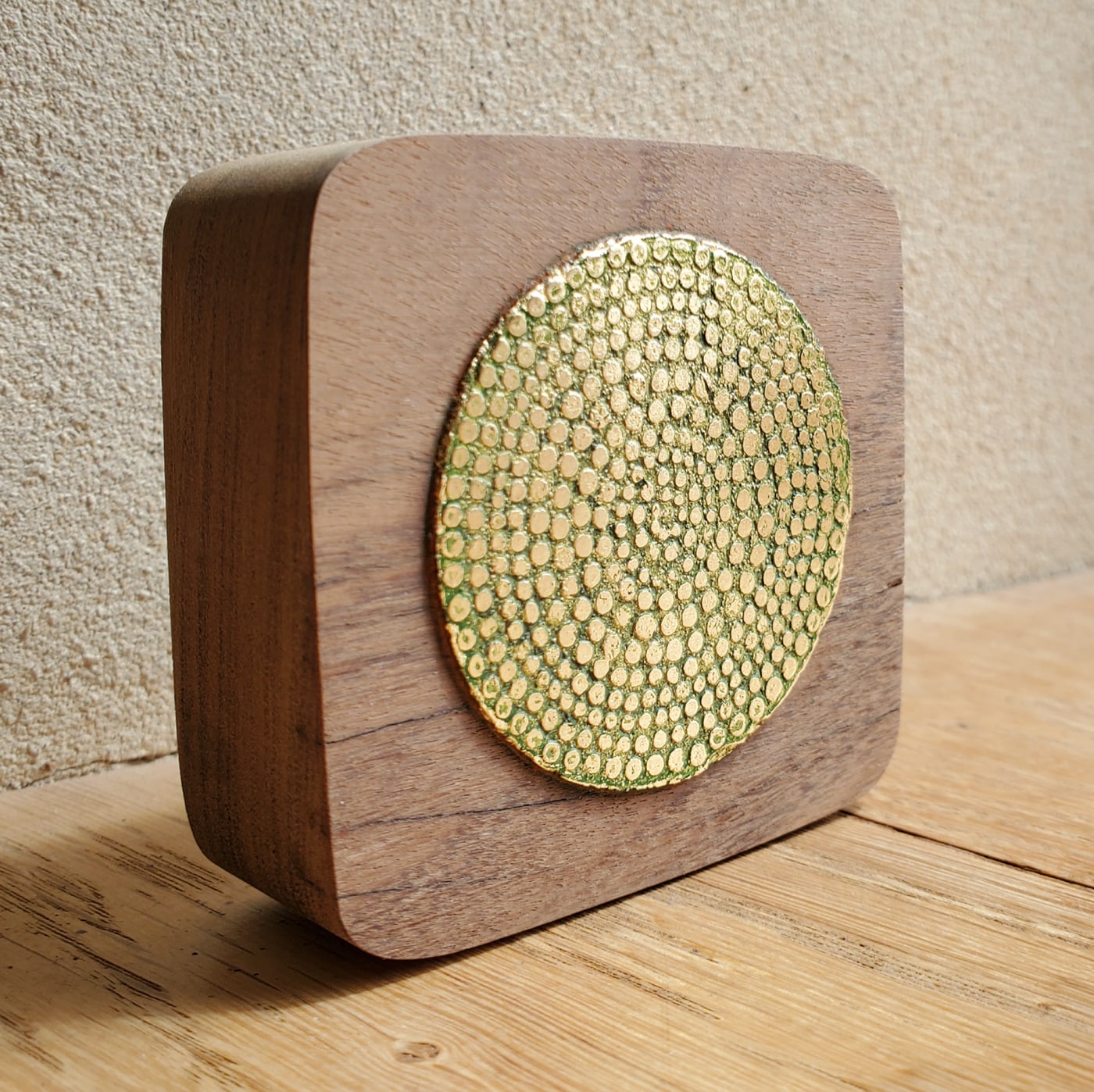 Oeuvre de Aude Arnold, artiste sgraffito, enduit chaux